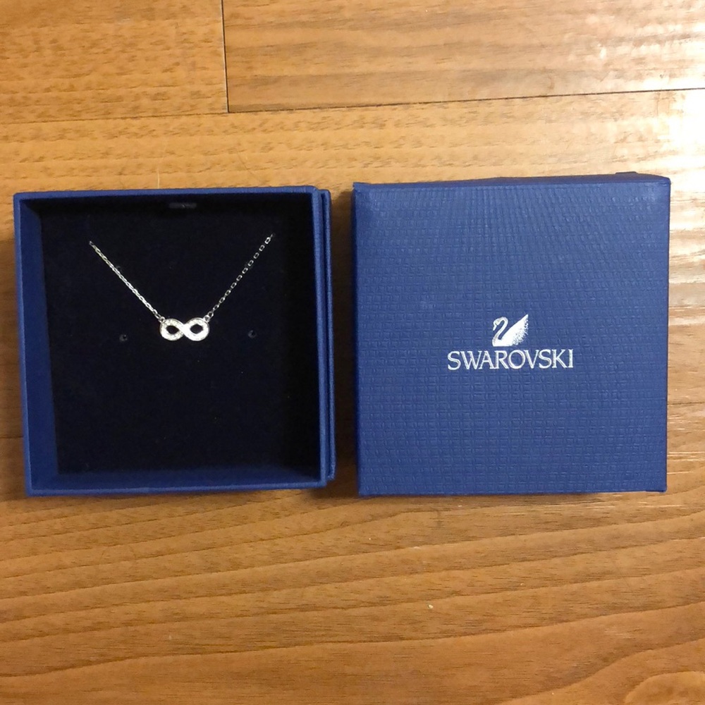 🆕 Swarovski Infinity pendant necklace